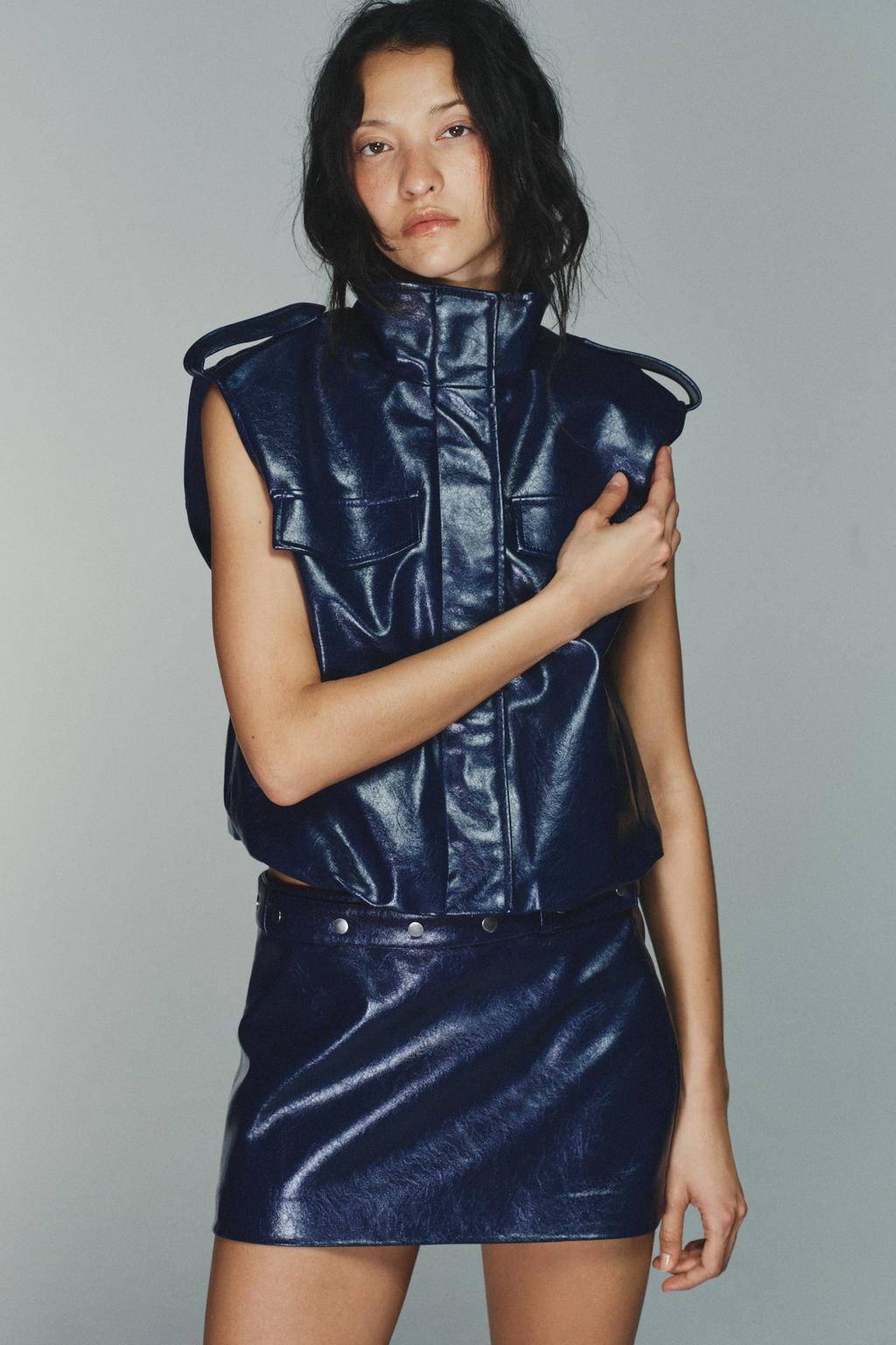 МИНИ-ЮБКА ИЗ ИСКУССТВЕННОЙ КОЖИ С ЗАКЛЕПКАМИ