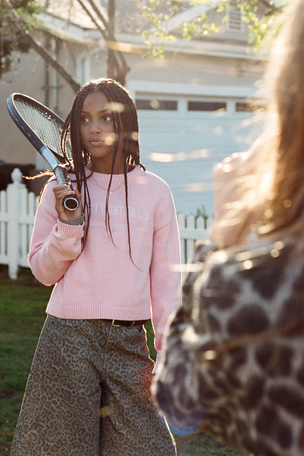 ВЯЗАНЫЙ СВИТЕР С ВЫШИТОЙ НАДПИСЬЮ