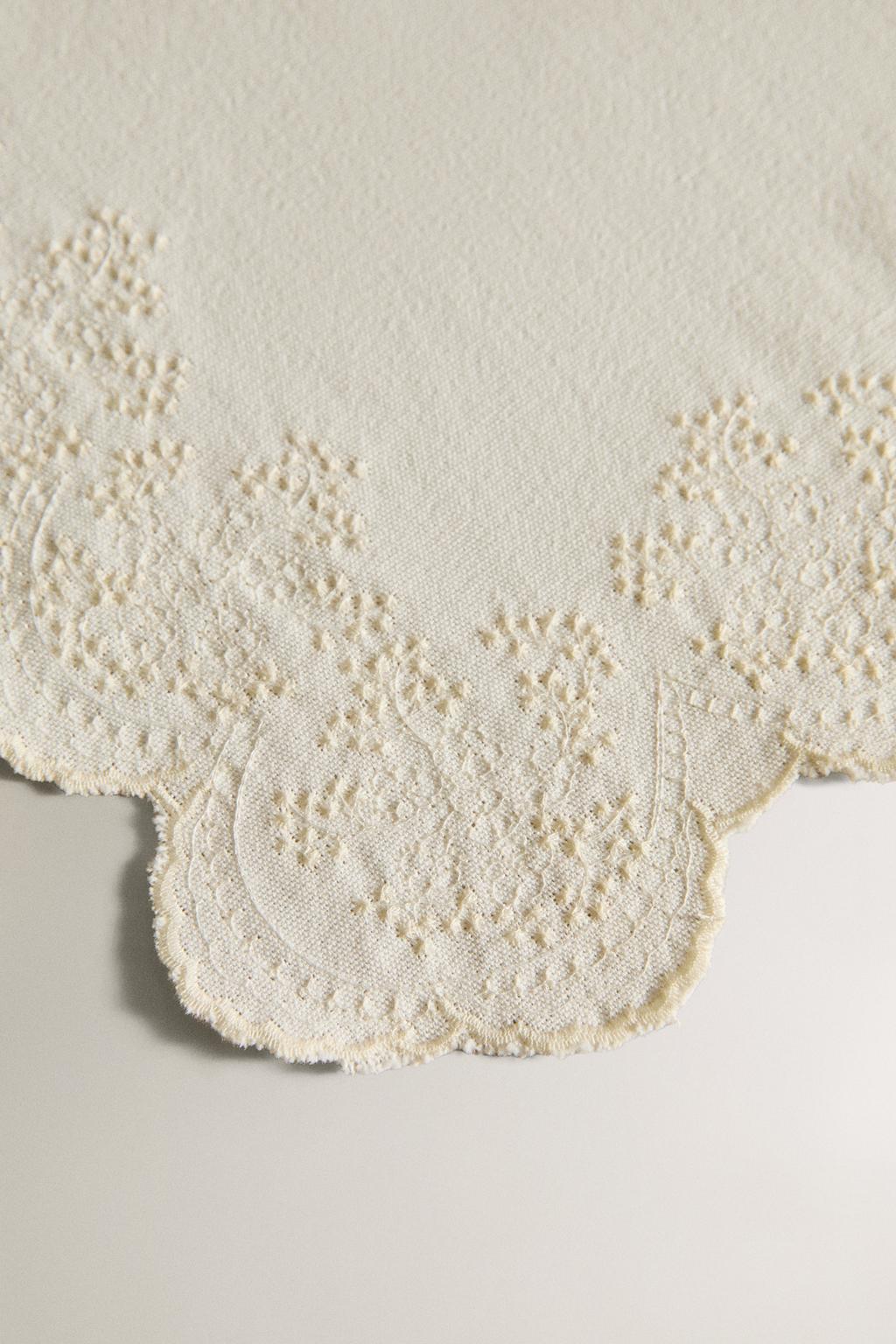 Салфетка с вышитым блондинистым кружевом из хлопка