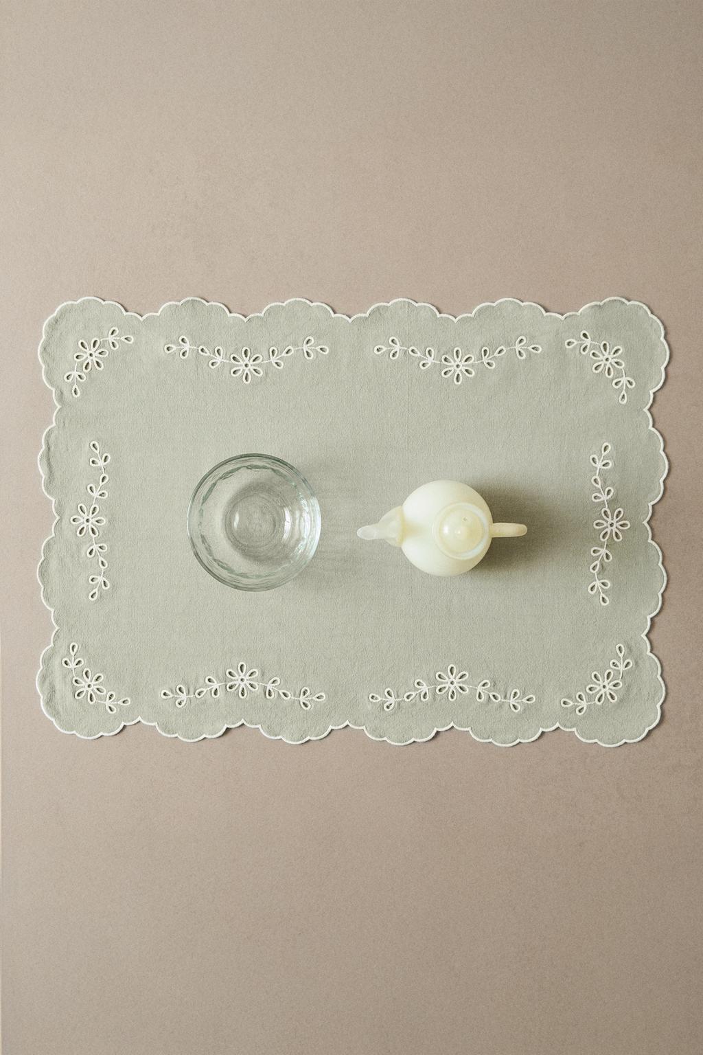 Плетеная подставка с вышивкой кроше