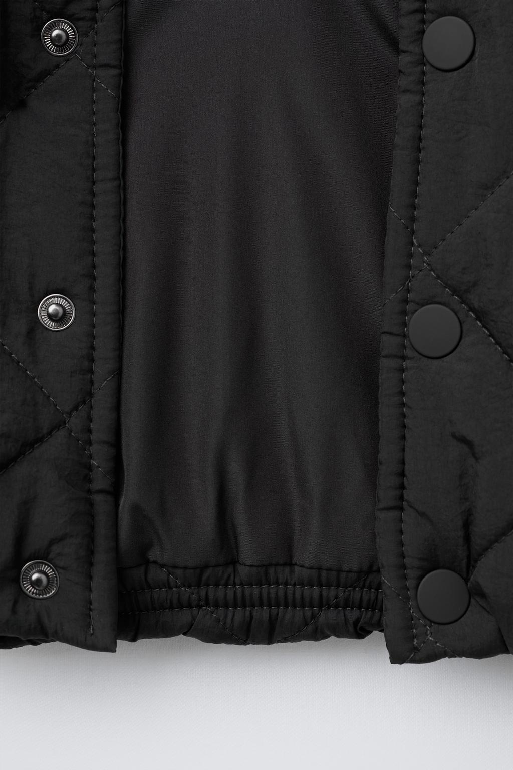 СТЕГАНАЯ КУРТКА С КОМБИНИРОВАННЫМ КАПЮШОНОМ