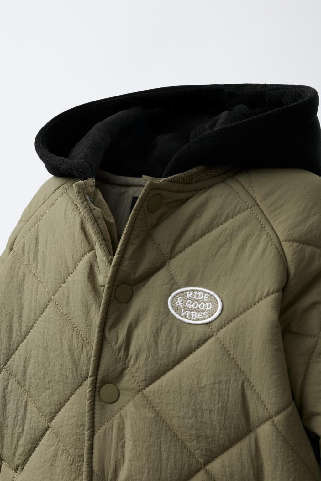 СТЕГАНАЯ КУРТКА С КОМБИНИРОВАННЫМ КАПЮШОНОМ