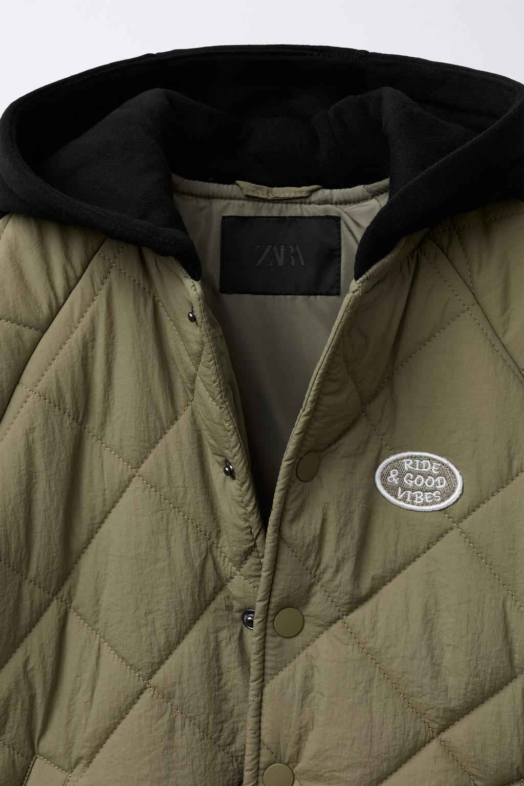 СТЕГАНАЯ КУРТКА С КОМБИНИРОВАННЫМ КАПЮШОНОМ