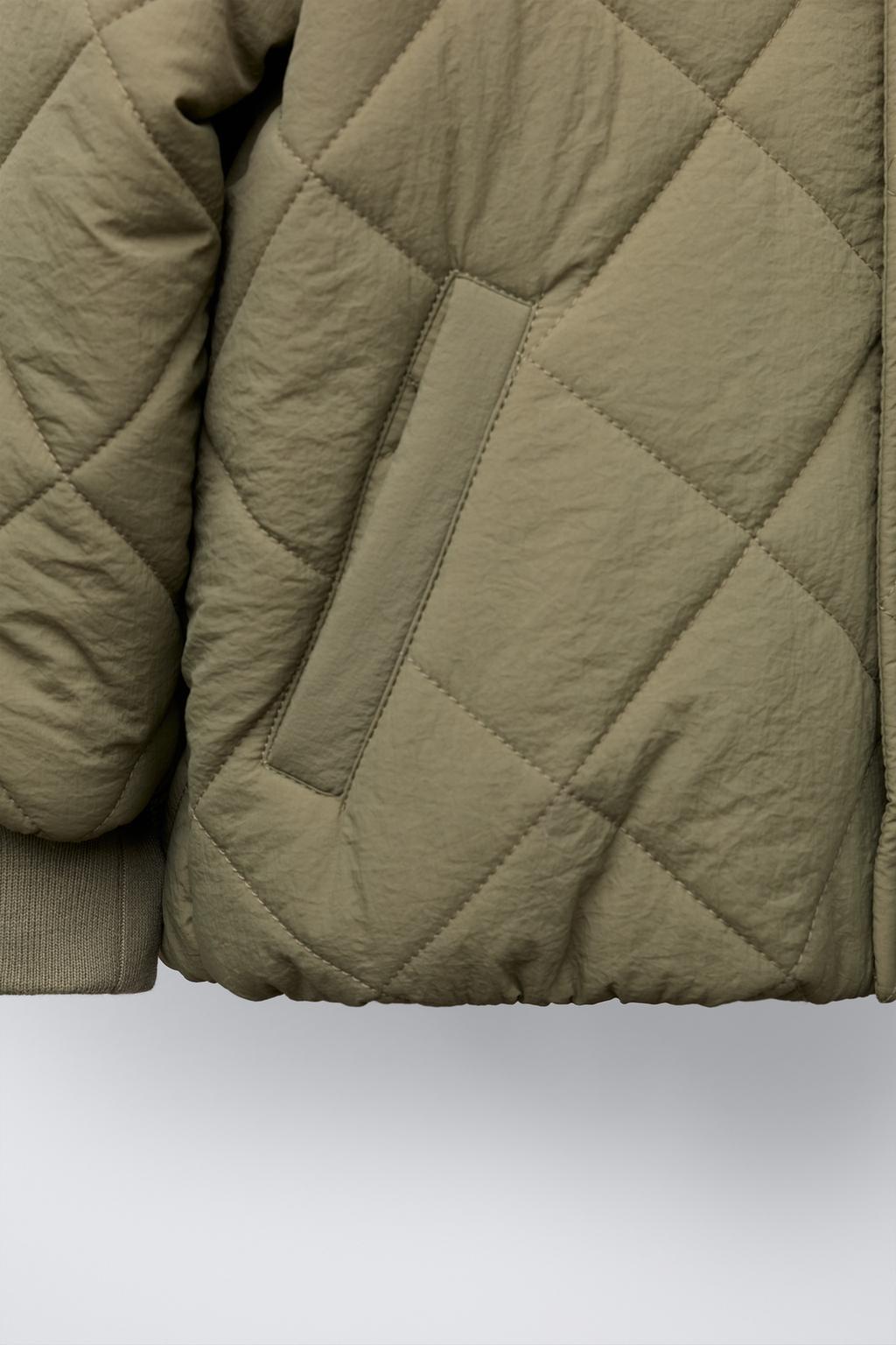 СТЕГАНАЯ КУРТКА С КОМБИНИРОВАННЫМ КАПЮШОНОМ