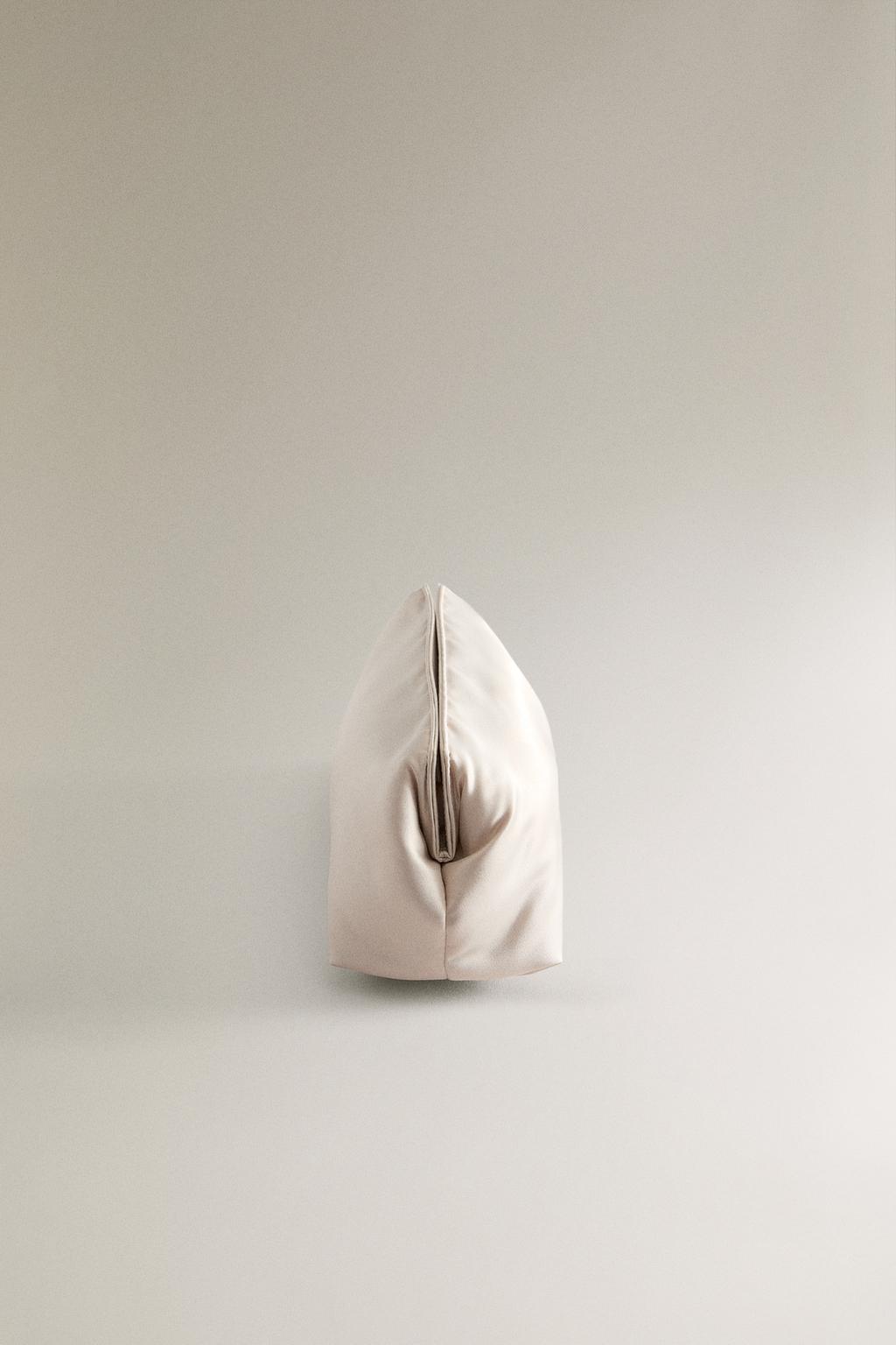 Сумка для косметики из атласа