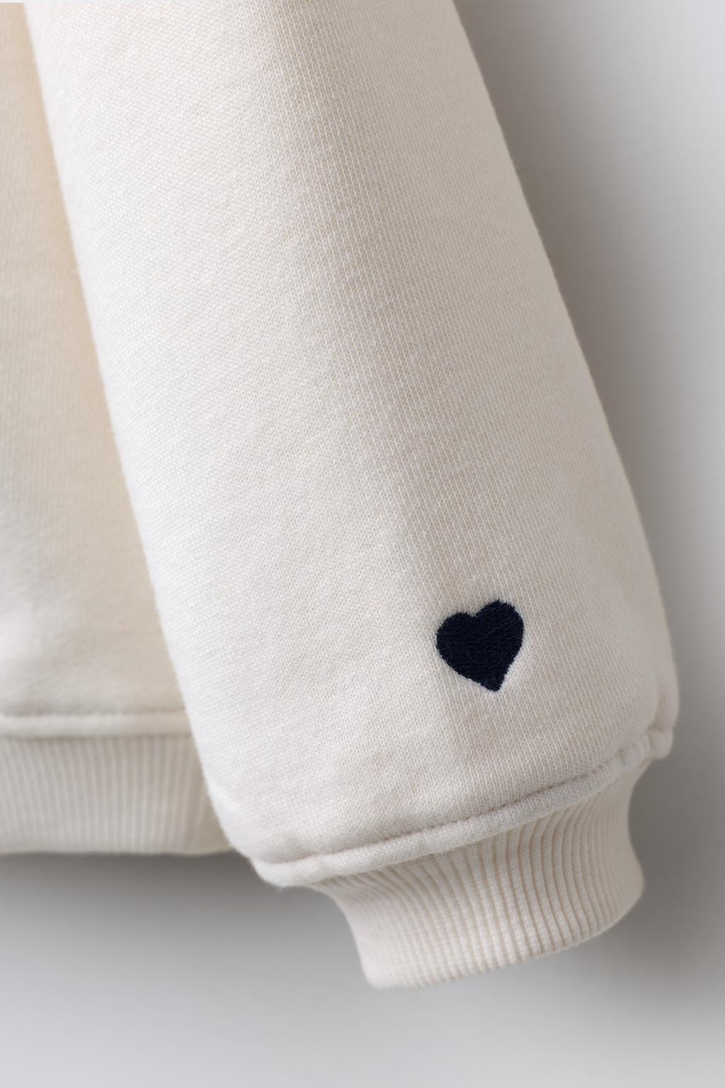 ТОЛСТОВКА С ВЫШИВКОЙ «КАПИБАРА И СЕРДЦЕ»