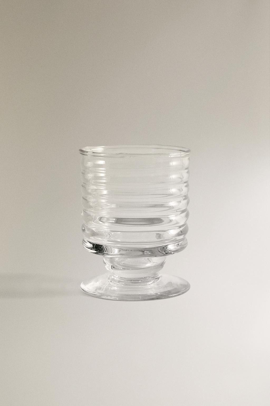 Бокал для вина с поднятыми линиями