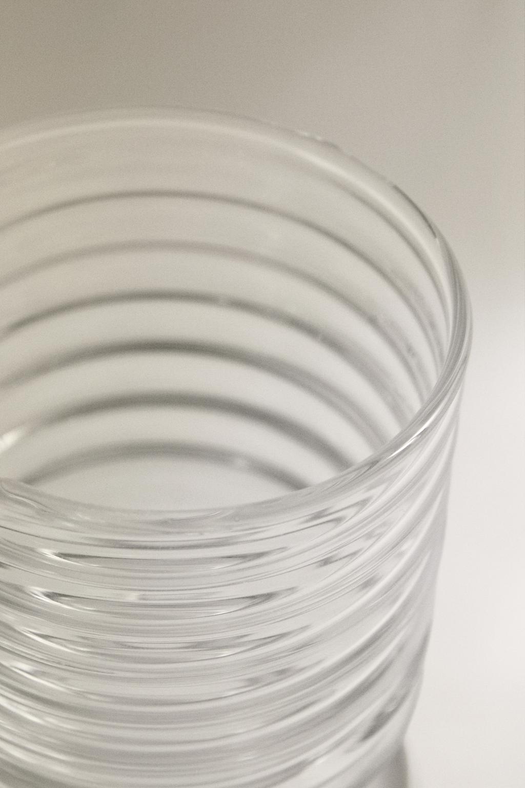 Бокал для вина с поднятыми линиями