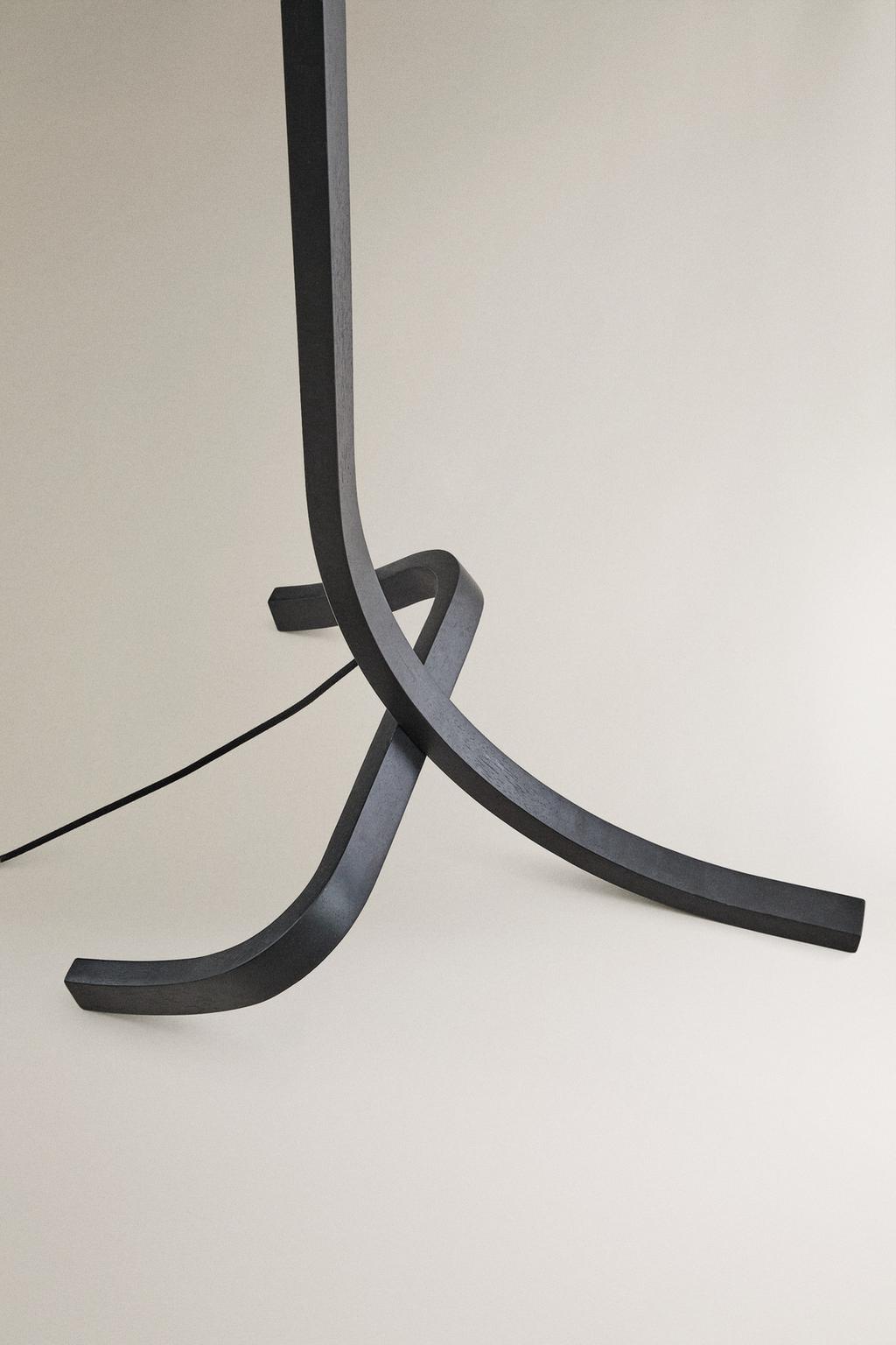 Напольная лампа из дерева