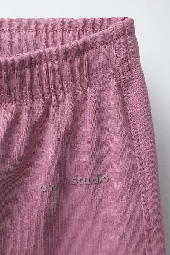 БРЮКИ WIDE LEG ИЗ МЯГКОЙ ТКАНИ С РЕЛЬЕФНОЙ НАДПИСЬЮ