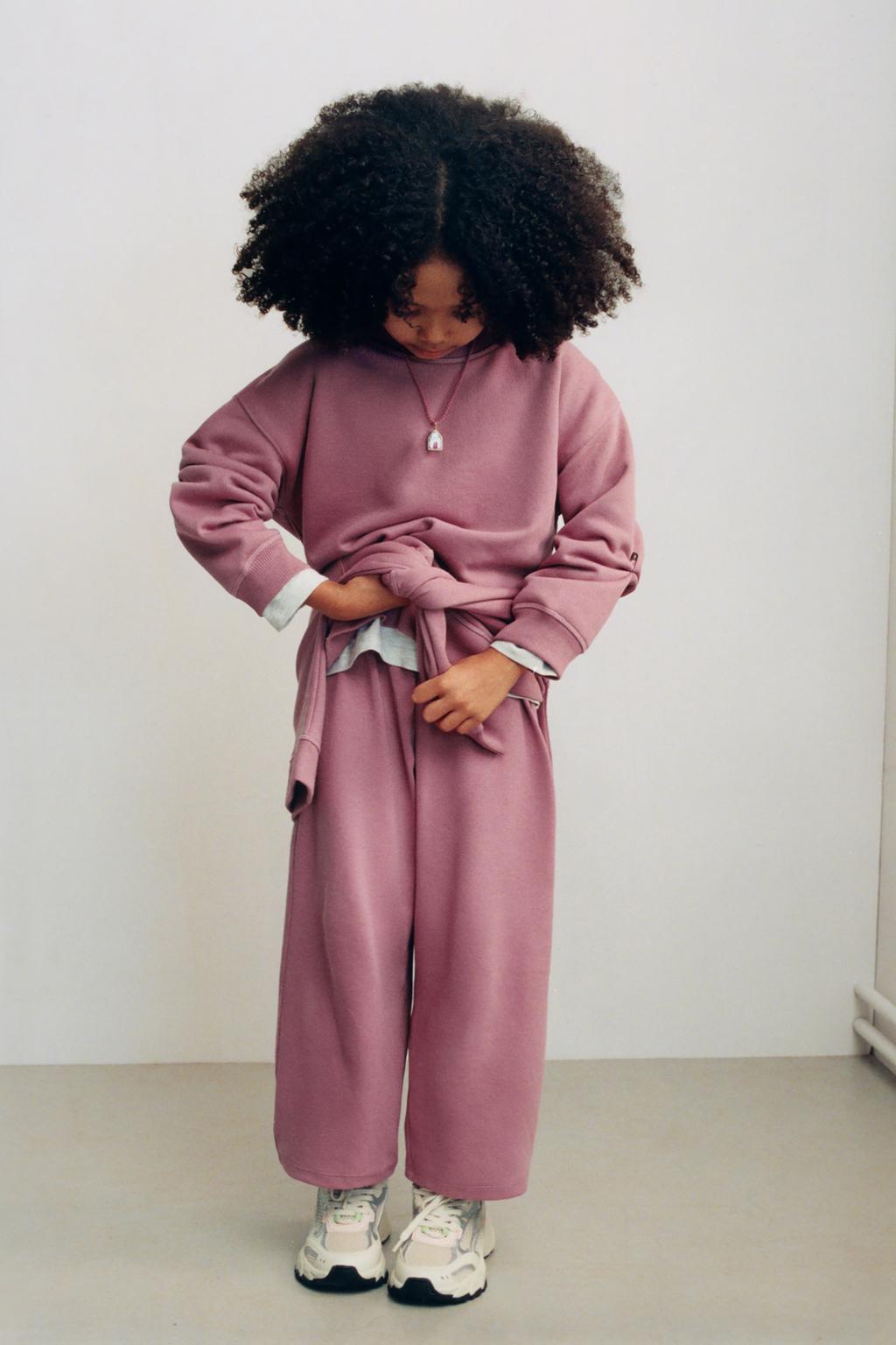 БРЮКИ WIDE LEG ИЗ МЯГКОЙ ТКАНИ С РЕЛЬЕФНОЙ НАДПИСЬЮ