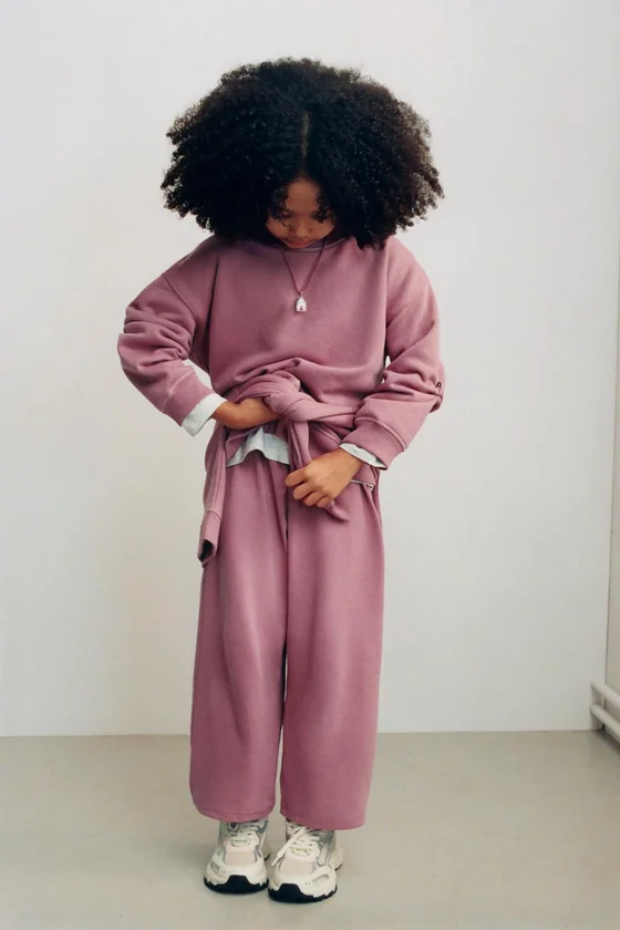БРЮКИ WIDE LEG ИЗ МЯГКОЙ ТКАНИ С РЕЛЬЕФНОЙ НАДПИСЬЮ