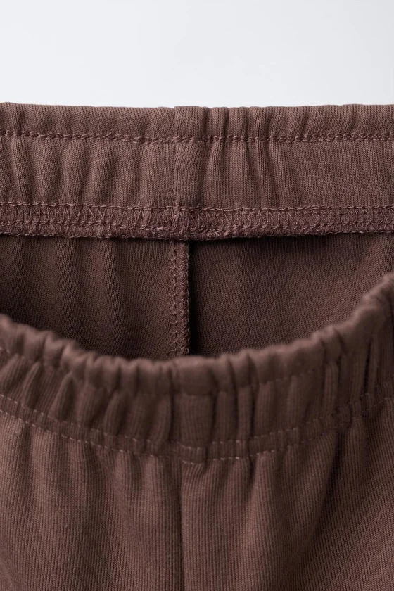 БРЮКИ WIDE LEG ИЗ МЯГКОЙ ТКАНИ С РЕЛЬЕФНОЙ НАДПИСЬЮ