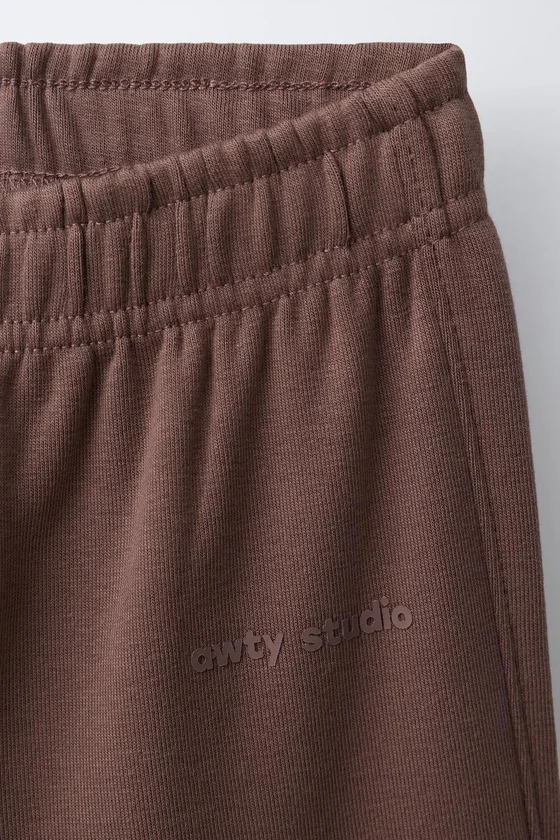 БРЮКИ WIDE LEG ИЗ МЯГКОЙ ТКАНИ С РЕЛЬЕФНОЙ НАДПИСЬЮ