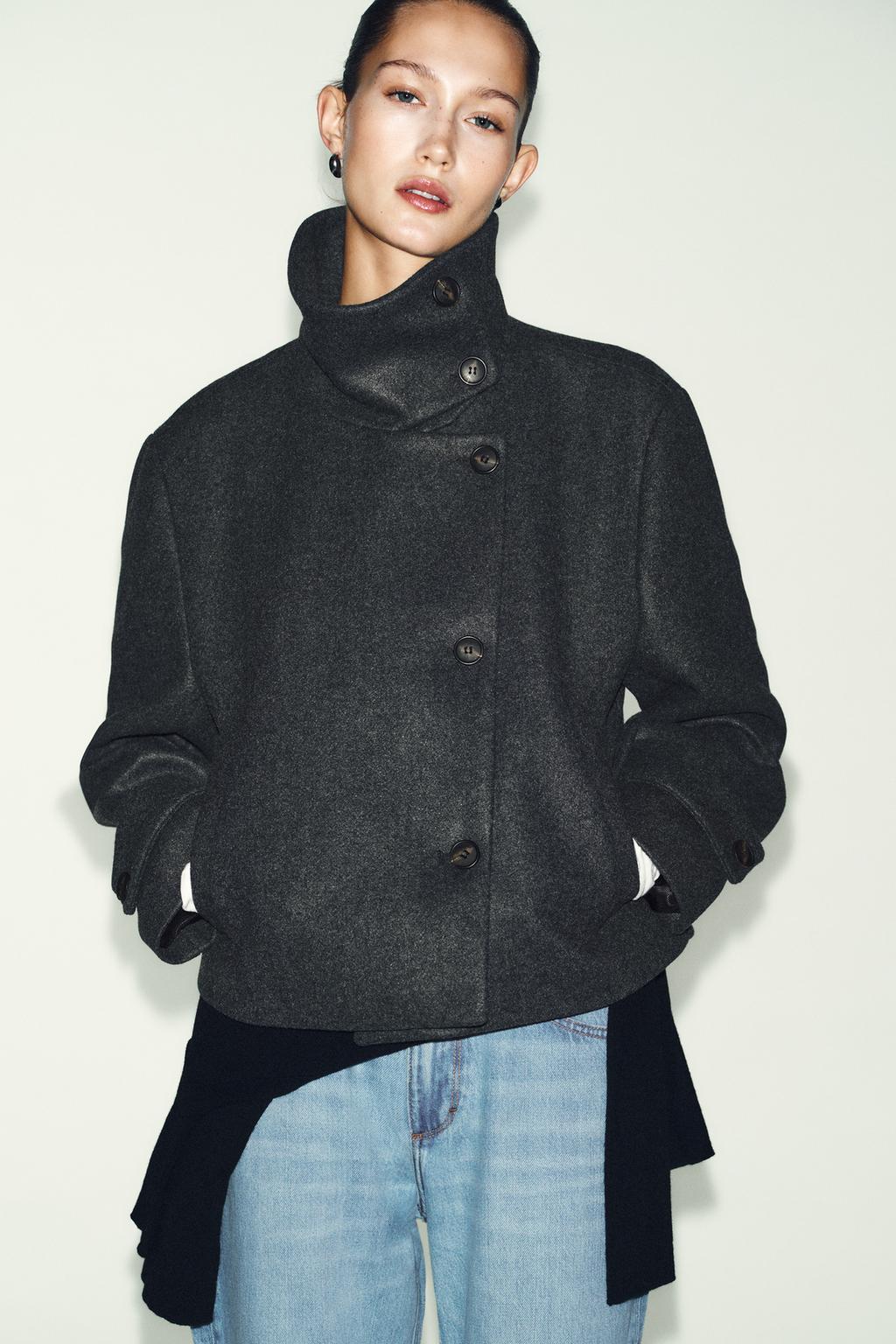 КОРОТКОЕ ПАЛЬТО С ВЫСОКИМ ВОРОТНИКОМ