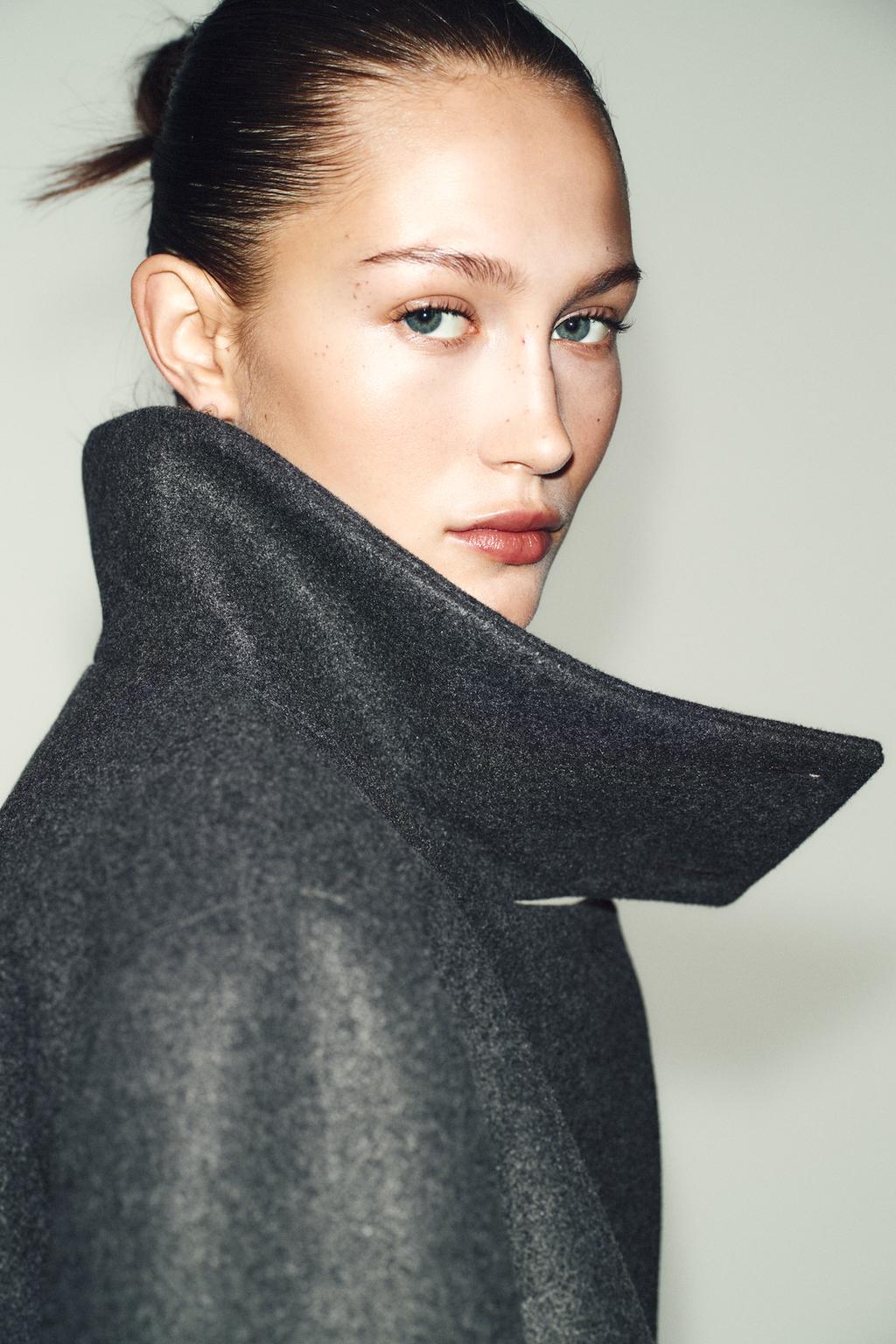 КОРОТКОЕ ПАЛЬТО С ВЫСОКИМ ВОРОТНИКОМ