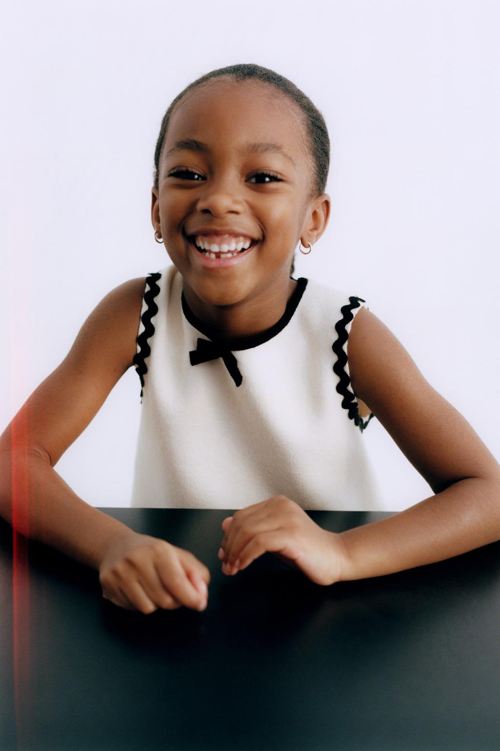 ТРИКОТАЖНОЕ ПЛАТЬЕ С КОНТРАСТНЫМИ ВОЛНАМИ