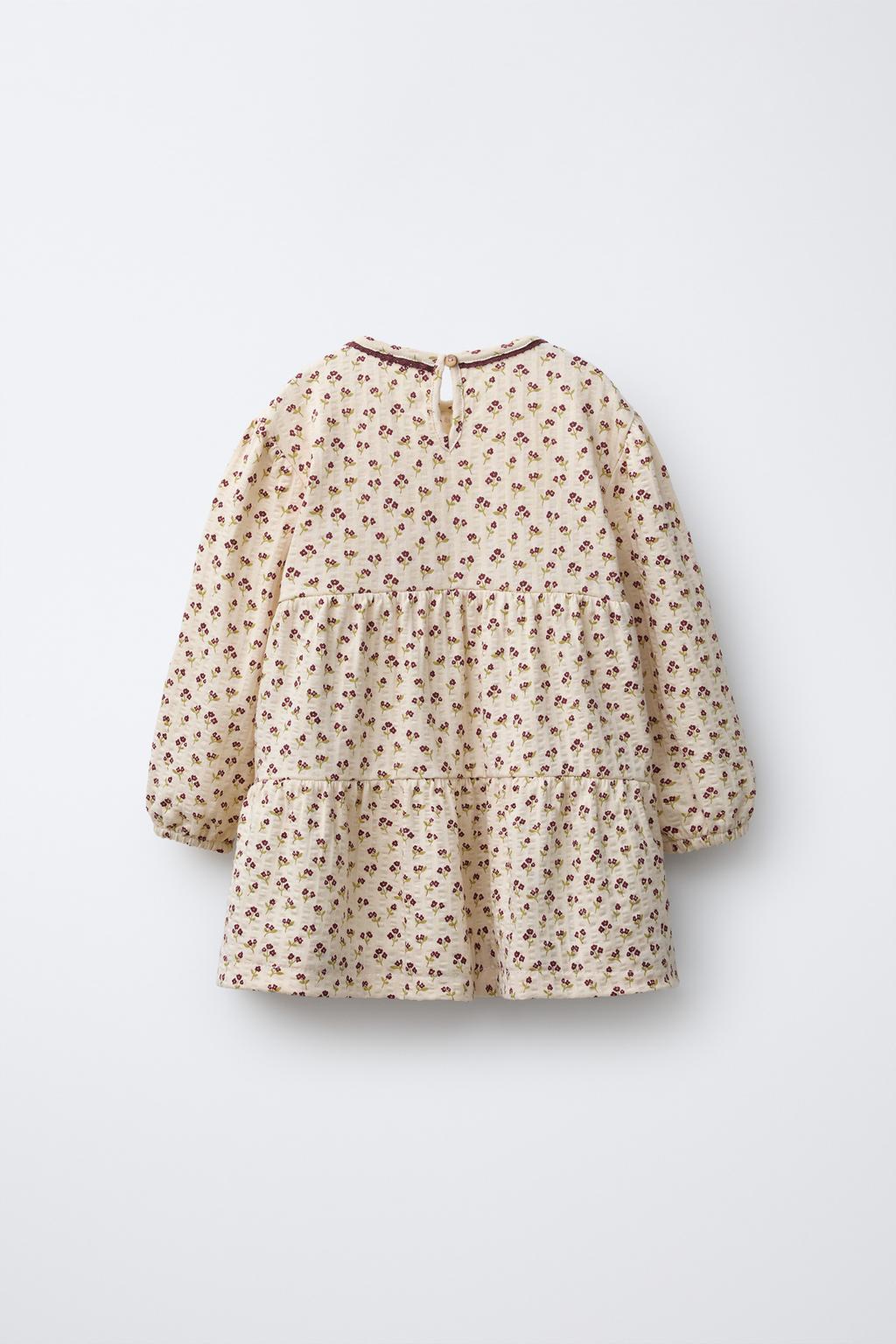 ПЛАТЬЕ ИЗ РЕЛЬЕФНОЙ ТКАНИ С ЦВЕТОЧНЫМИ ВСТАВКАМИ