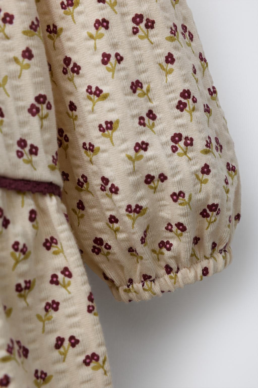 ПЛАТЬЕ ИЗ РЕЛЬЕФНОЙ ТКАНИ С ЦВЕТОЧНЫМИ ВСТАВКАМИ