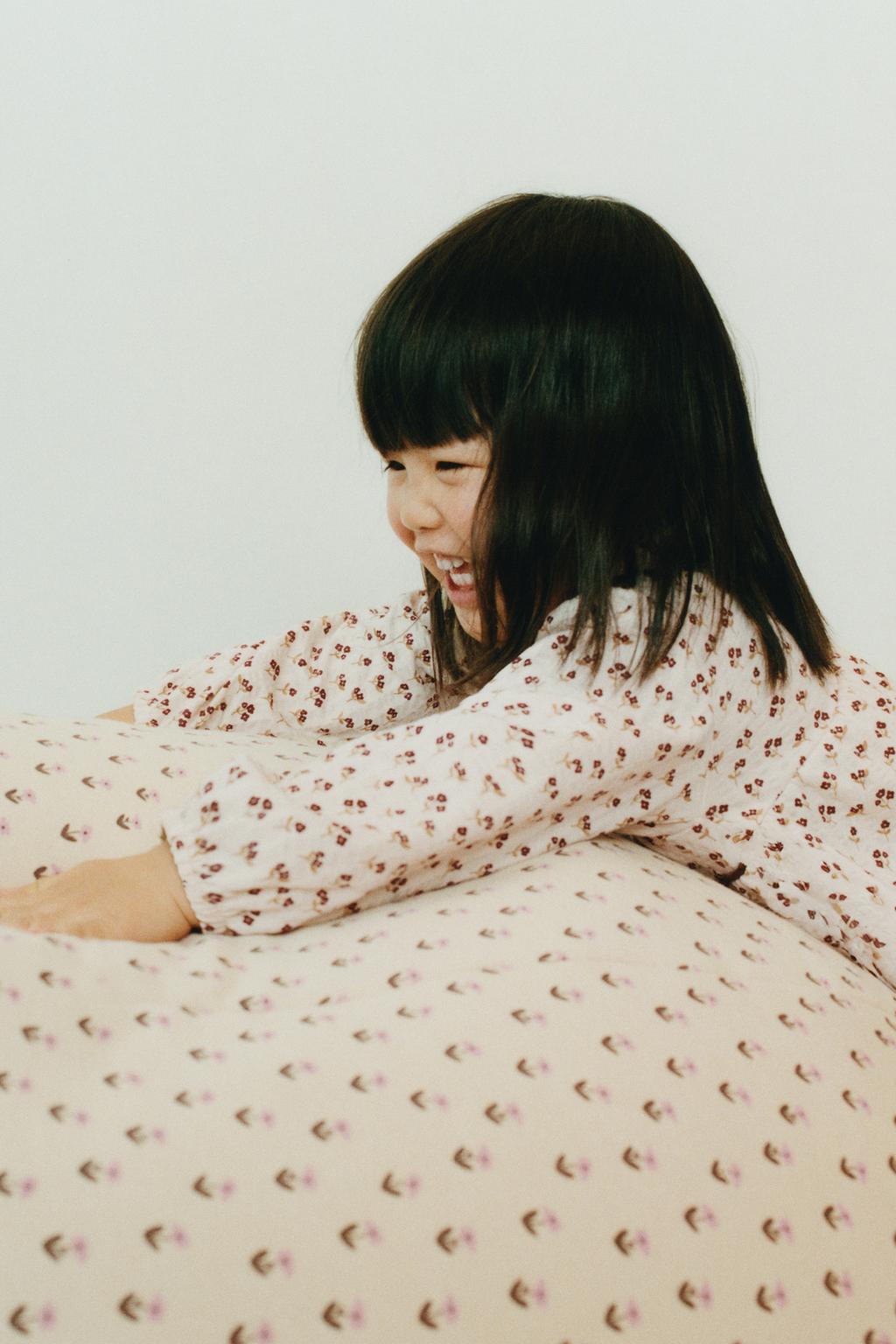 ПЛАТЬЕ ИЗ РЕЛЬЕФНОЙ ТКАНИ С ЦВЕТОЧНЫМИ ВСТАВКАМИ