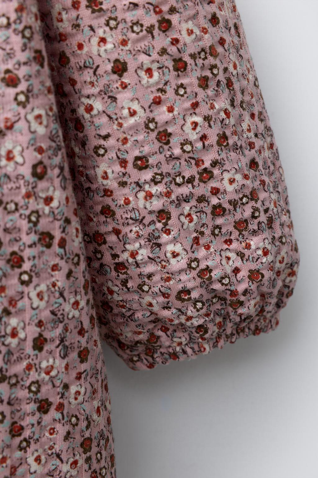 ПЛАТЬЕ С ЦВЕТОЧНЫМ ПРИНТОМ И КРУЖЕВОМ КРОШЕ