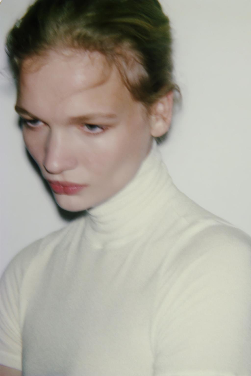 ФУТБОЛКА АСИММЕТРИЧНОГО КРОЯ С ВЫСОКИМ ВОРОТНИКОМ