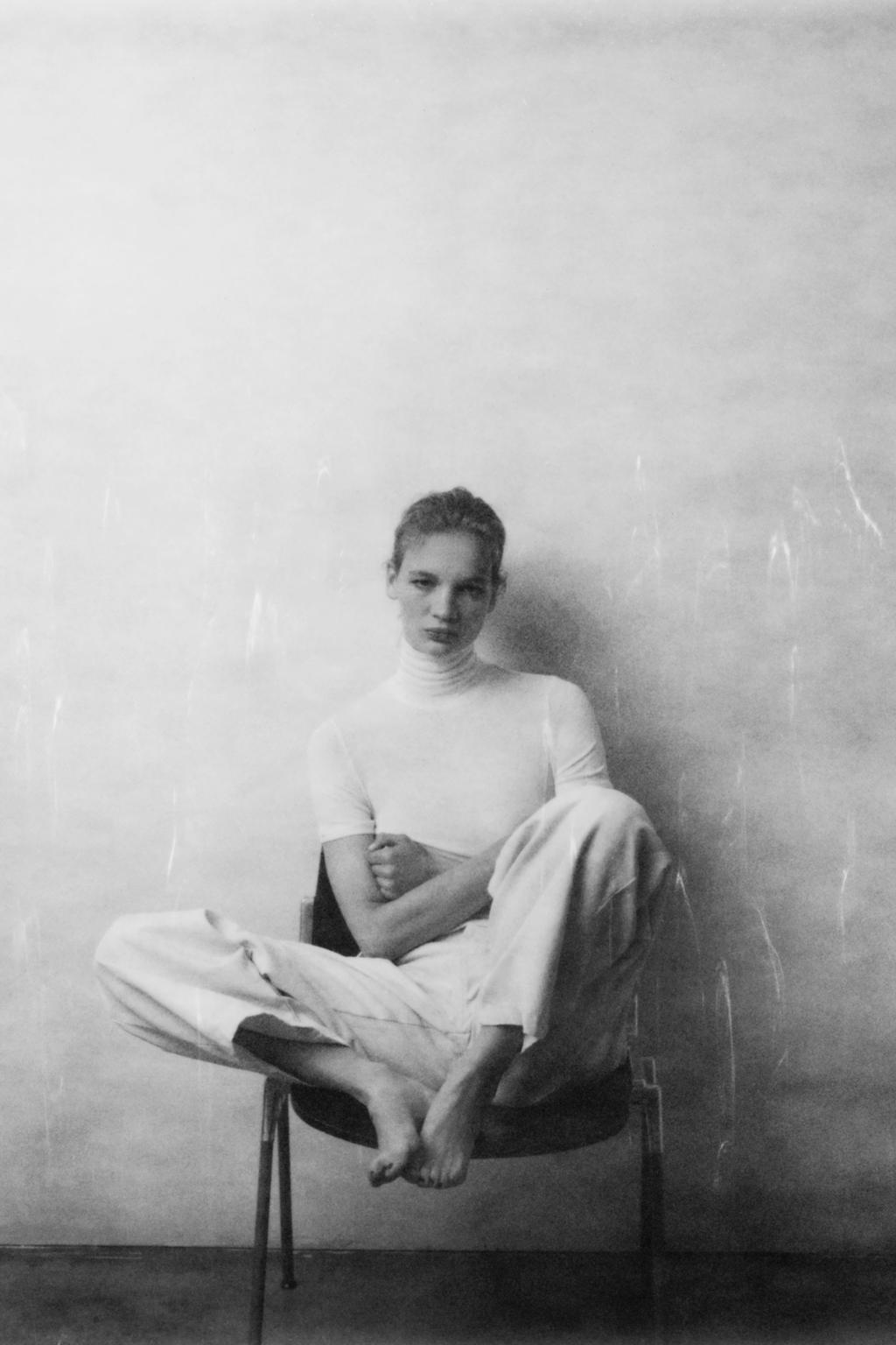 ФУТБОЛКА АСИММЕТРИЧНОГО КРОЯ С ВЫСОКИМ ВОРОТНИКОМ