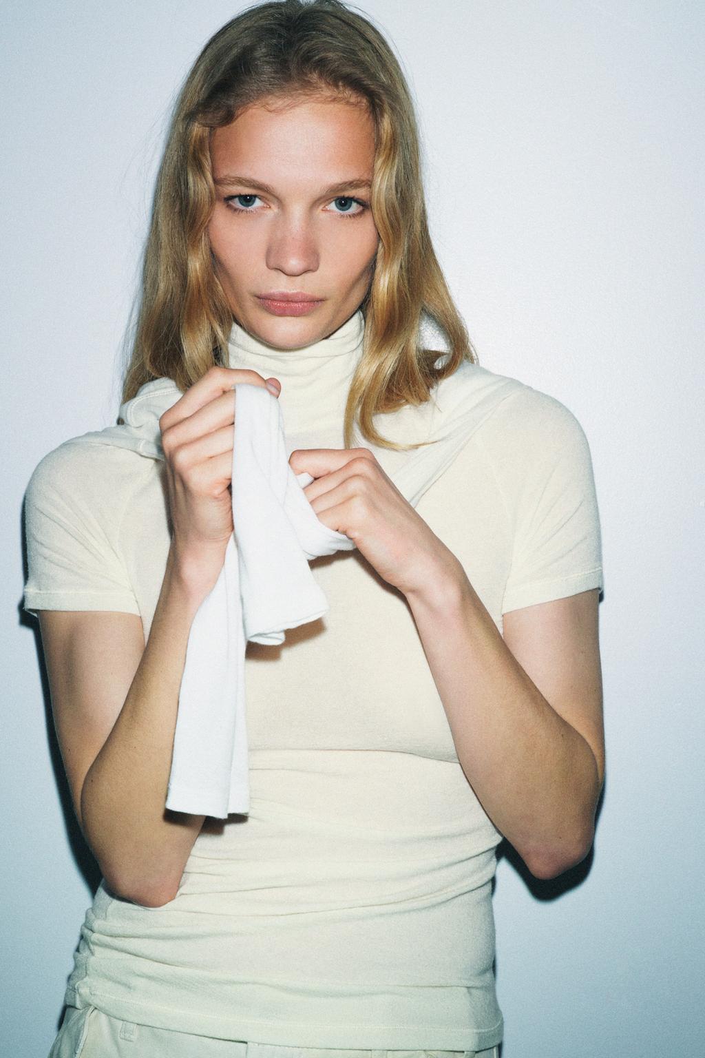 ФУТБОЛКА АСИММЕТРИЧНОГО КРОЯ С ВЫСОКИМ ВОРОТНИКОМ