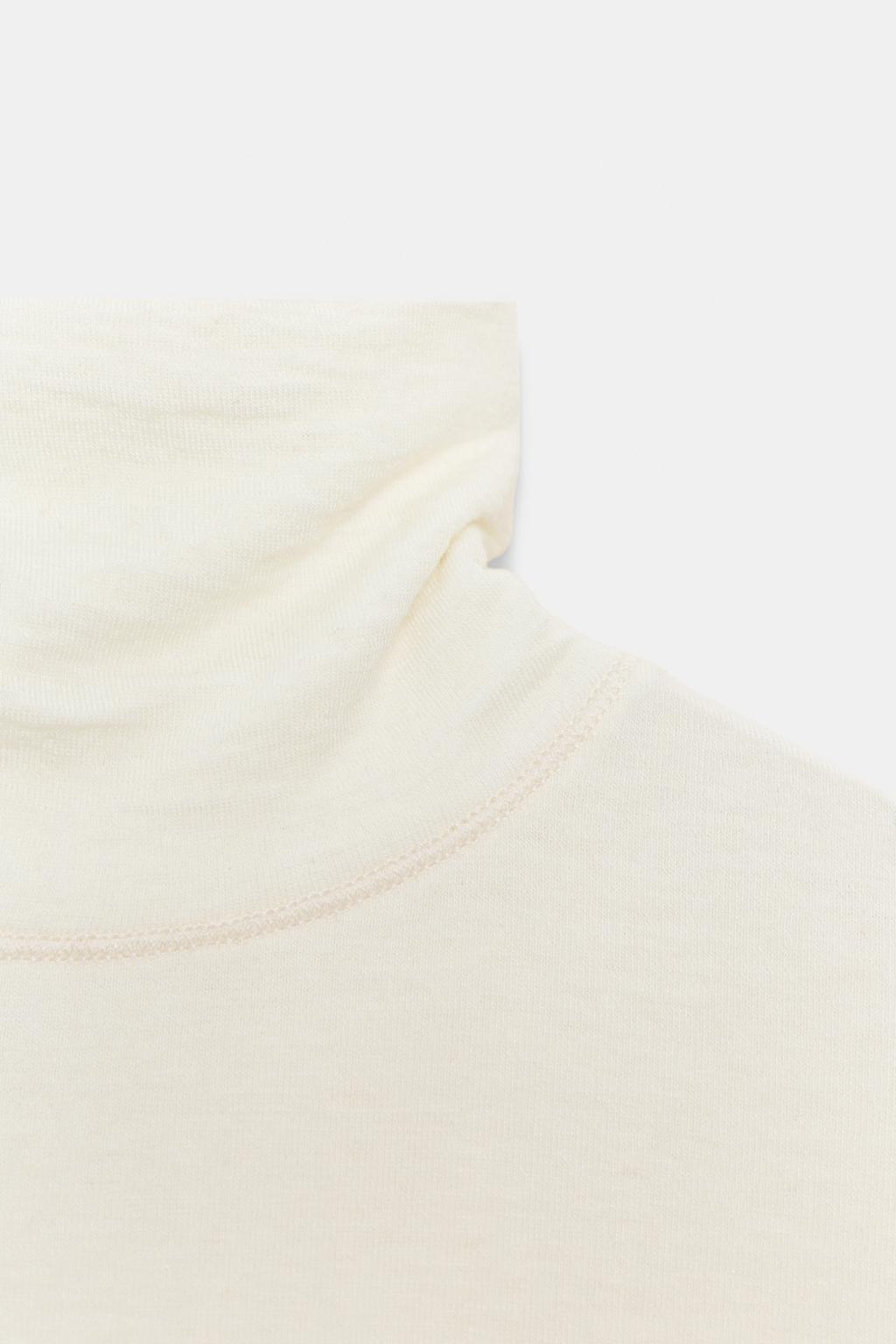 ФУТБОЛКА АСИММЕТРИЧНОГО КРОЯ С ВЫСОКИМ ВОРОТНИКОМ