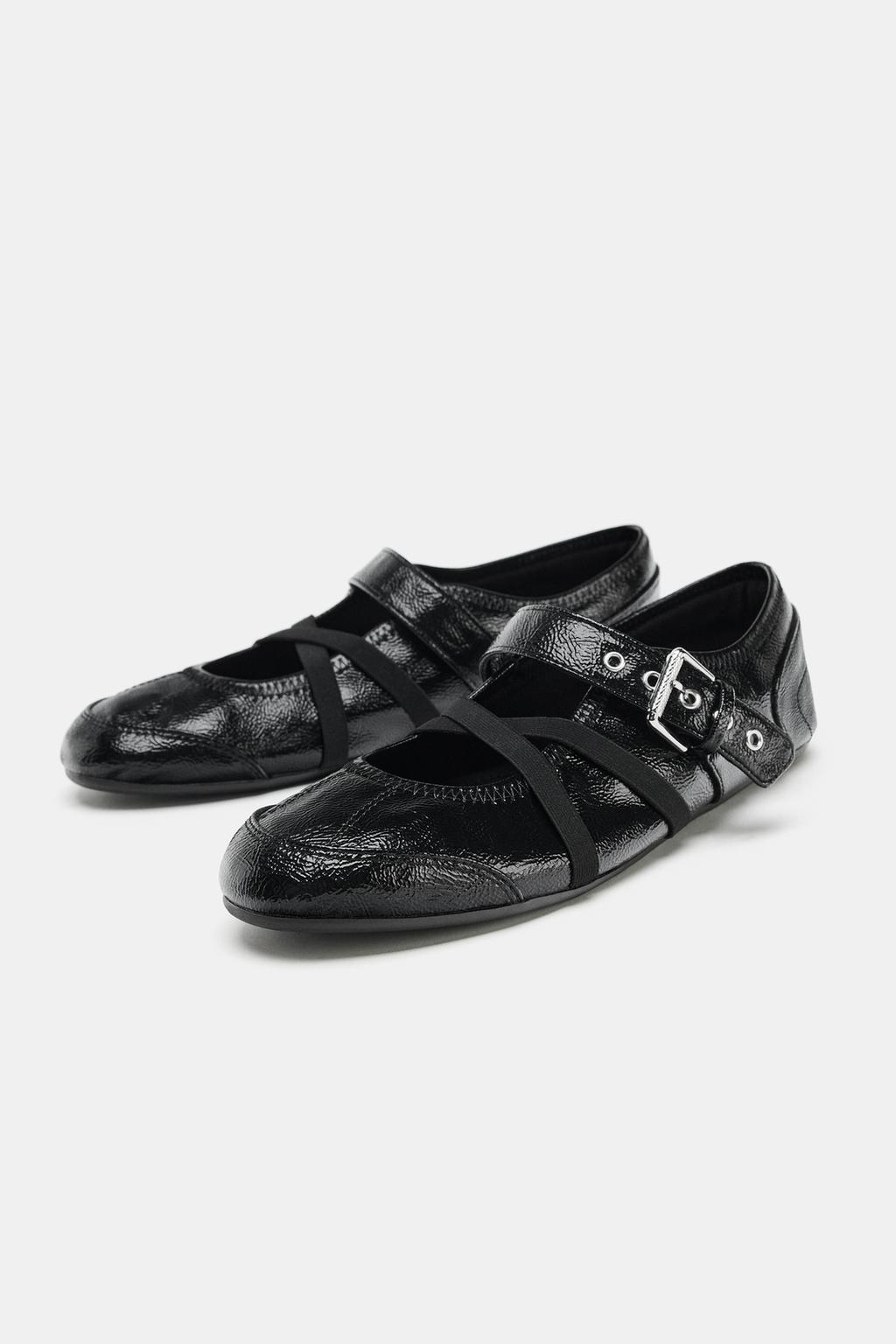 БАЛЕТКИ ИЗ ЛАКИРОВАННОЙ ИСКУССТВЕННОЙ КОЖИ С ПРЯЖКАМИ