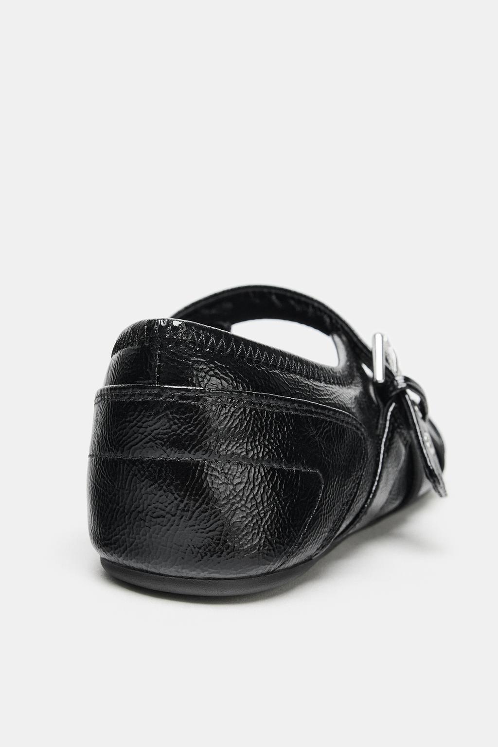 БАЛЕТКИ ИЗ ЛАКИРОВАННОЙ ИСКУССТВЕННОЙ КОЖИ С ПРЯЖКАМИ