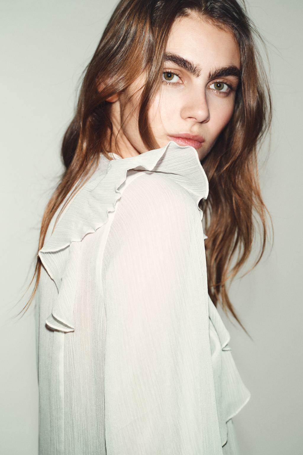 БЛУЗА СО СКЛАДКАМИ И ВОЛАНАМИ