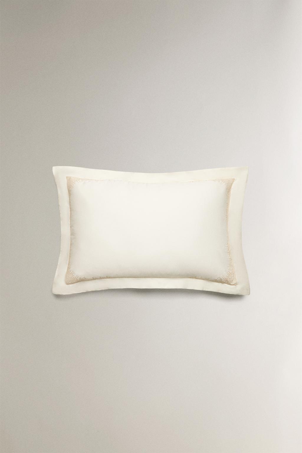 Наволочка из сатина с вышивкой