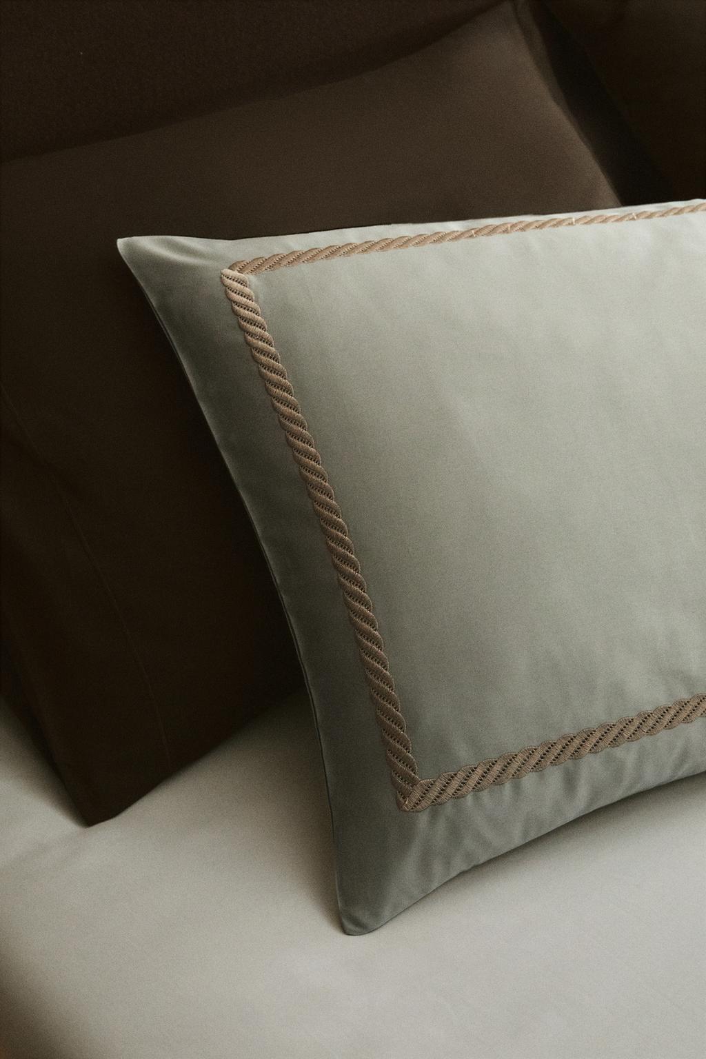 Наволочка из сатина с декоративной вышивкой