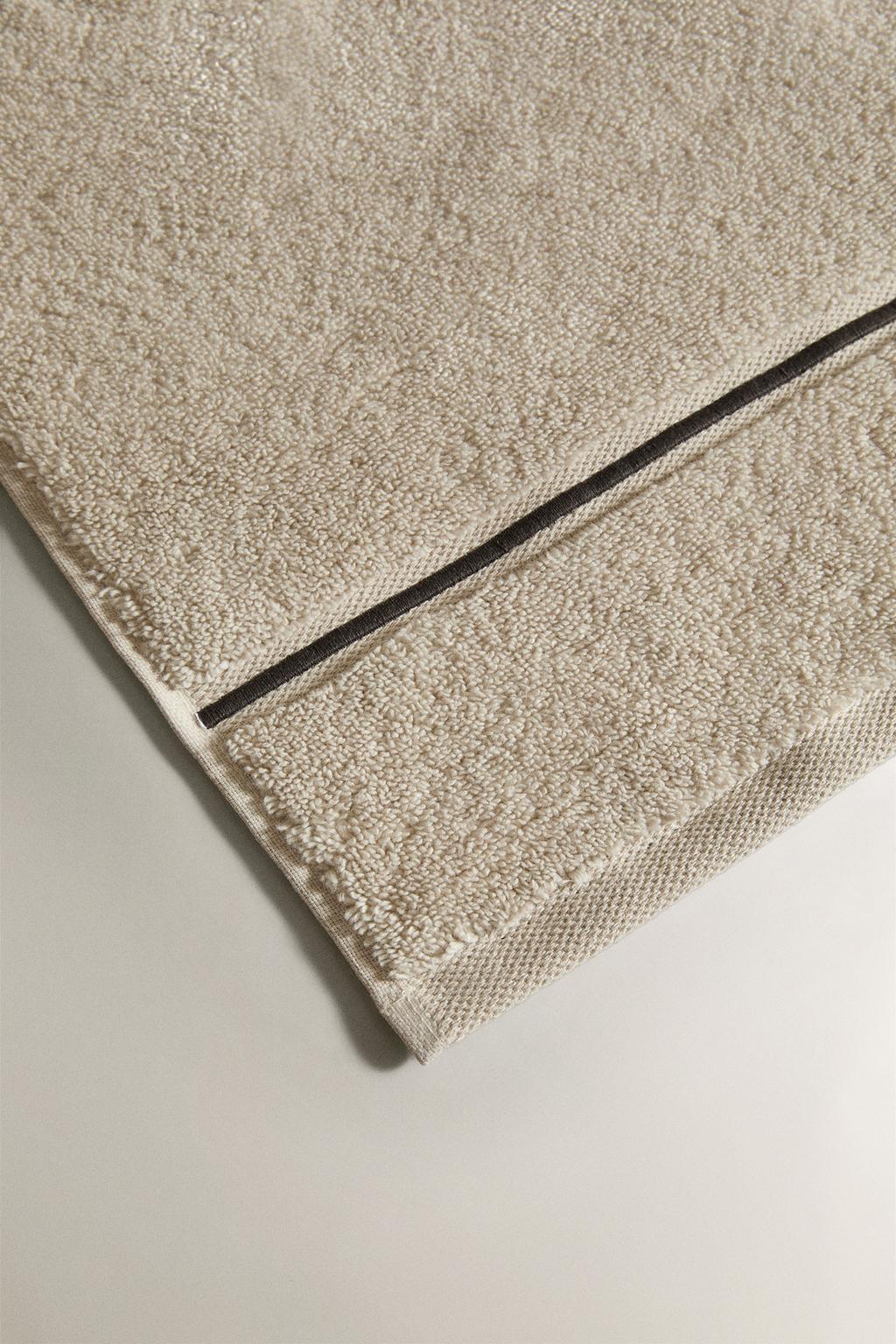 Полотенце для ванны с вышивкой по краю