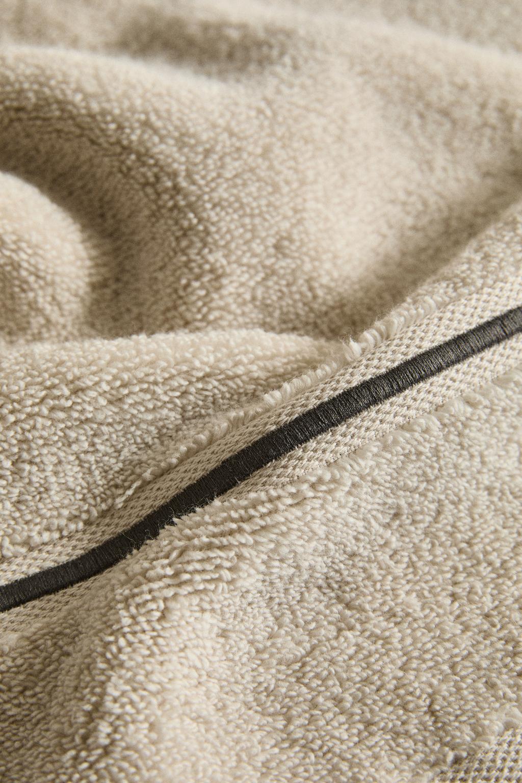 Полотенце для ванны с вышивкой по краю