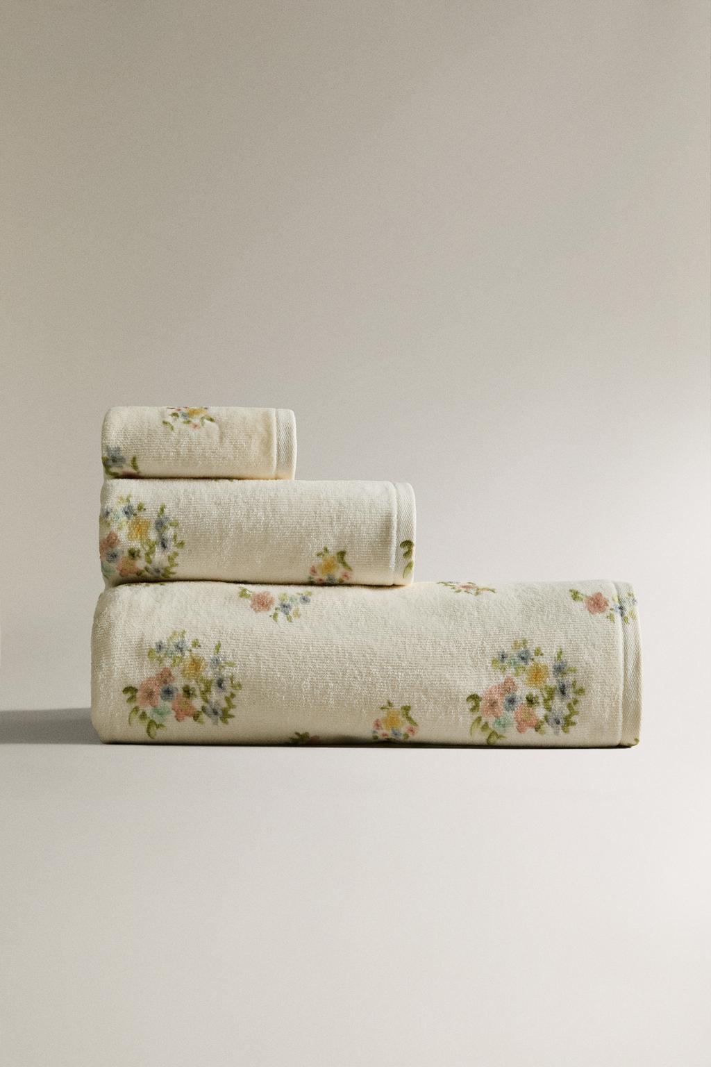 Велюровое полотенце с цветочным принтом