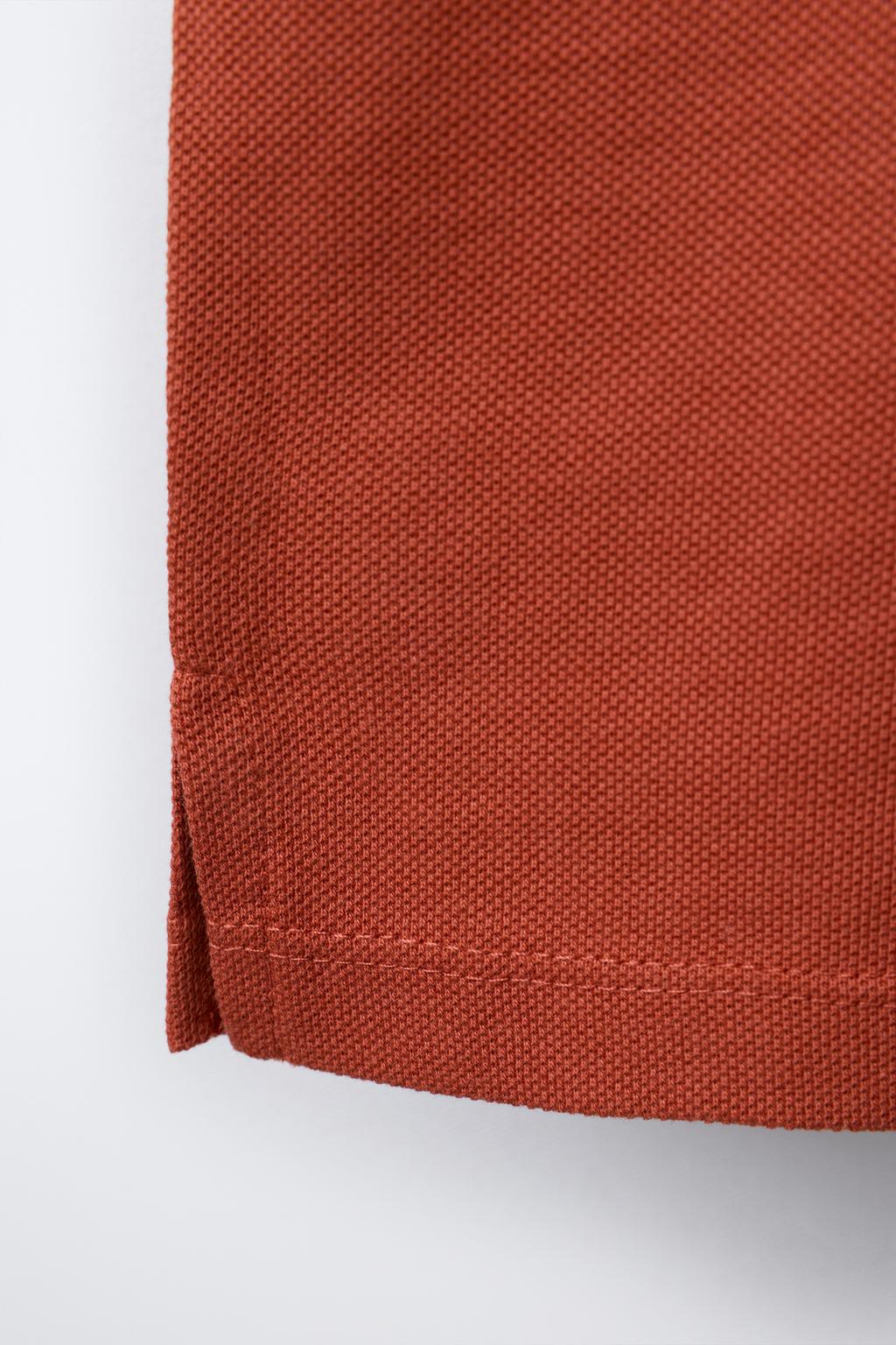 Поло из пике с коричневым воротником