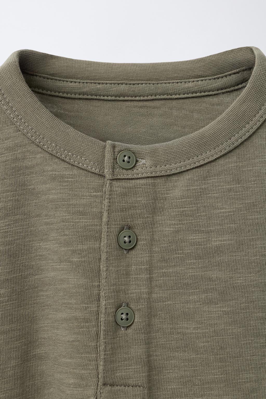 ОДНОТОННАЯ ФУТБОЛКА С ВОРОТНИКОМ НА ПУГОВИЦАХ