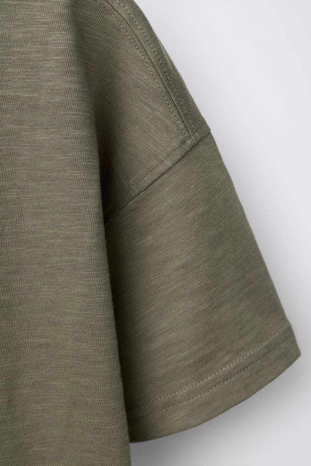 ОДНОТОННАЯ ФУТБОЛКА С ВОРОТНИКОМ НА ПУГОВИЦАХ