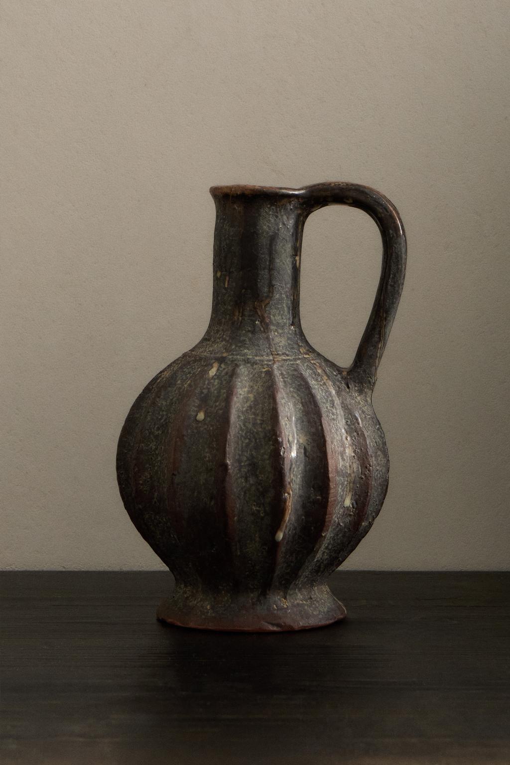 Ваза из терракоты с ручкой