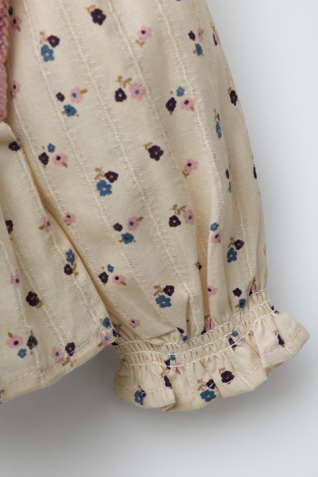 РУБАШКА С ЦВЕТОЧНЫМ ПРИНТОМ И ТРИКОТАЖНЫМ ЖИЛЕТОМ