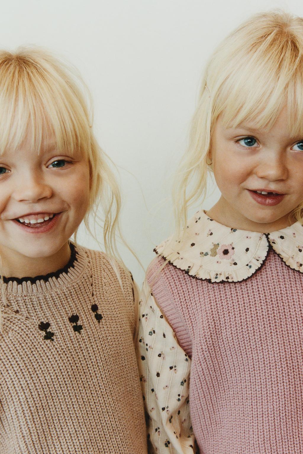 РУБАШКА С ЦВЕТОЧНЫМ ПРИНТОМ И ТРИКОТАЖНЫМ ЖИЛЕТОМ