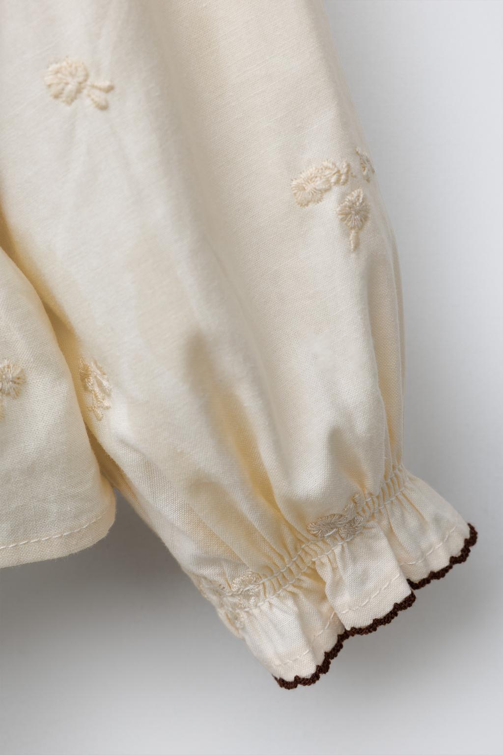 РУБАШКА С ЦВЕТОЧНОЙ ВЫШИВКОЙ И ТРИКОТАЖНЫМ ЖИЛЕТОМ