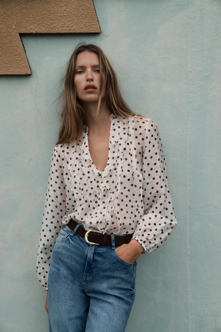 БЛУЗА В ГОРОШЕК С ВОЛАНАМИ