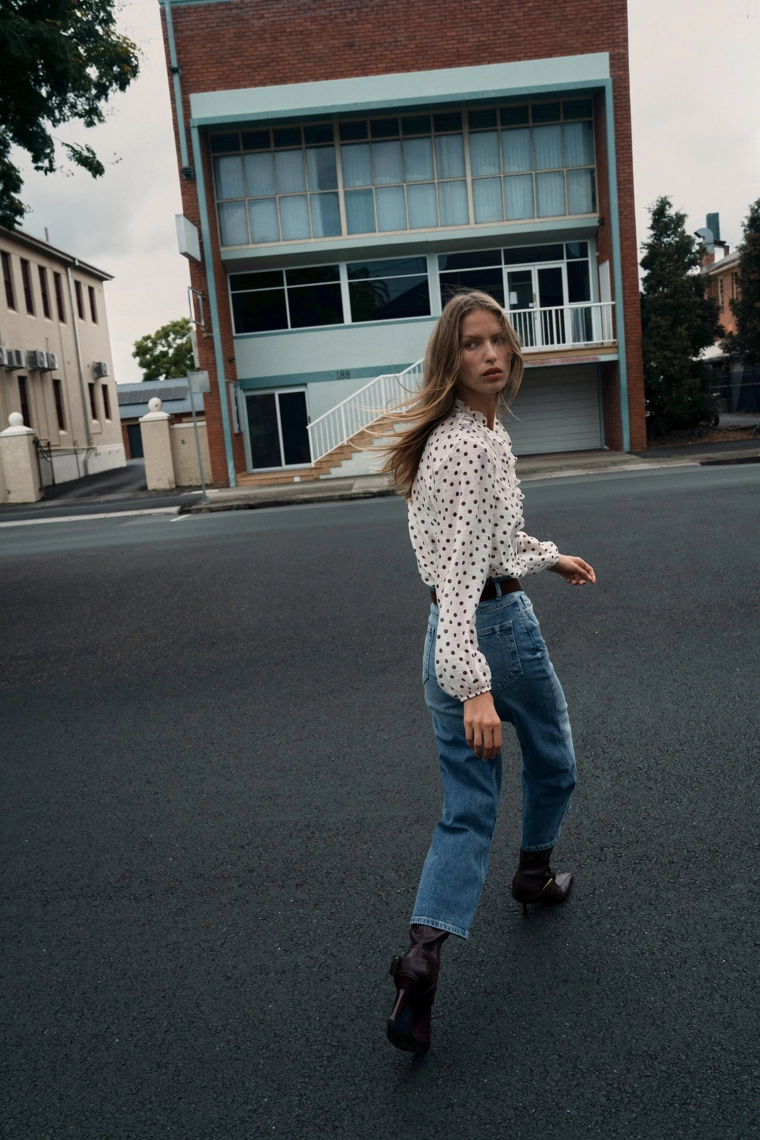 БЛУЗА В ГОРОШЕК С ВОЛАНАМИ