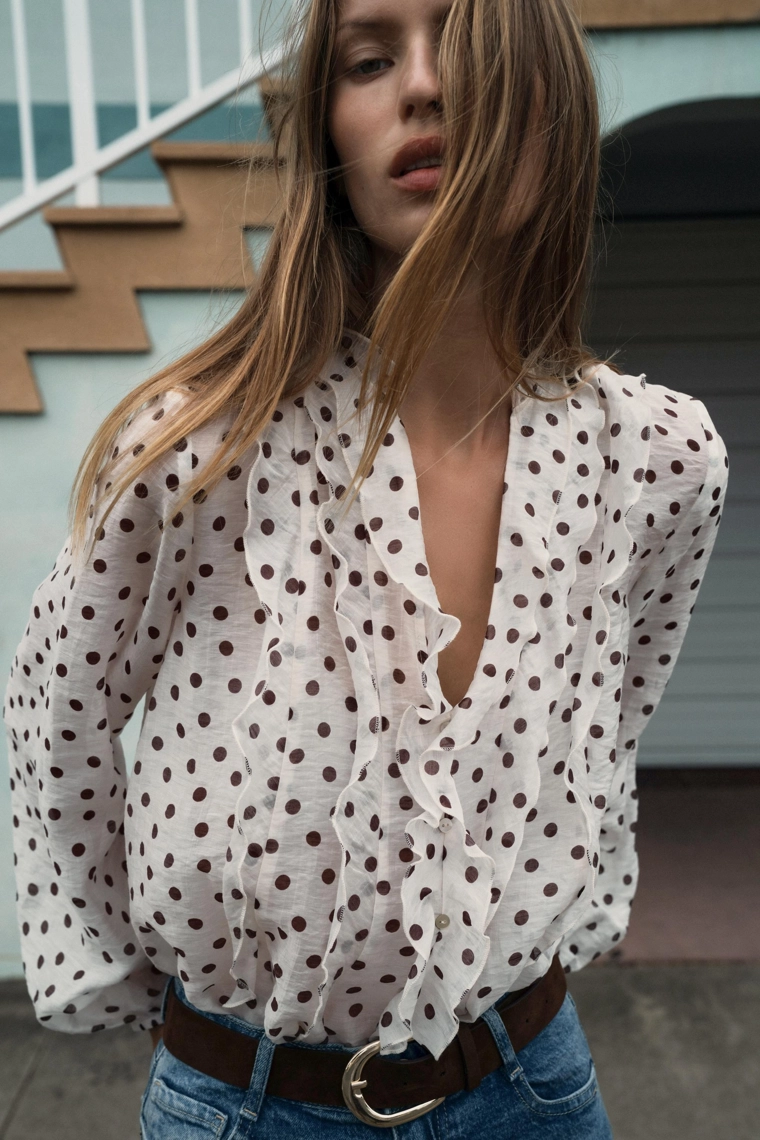 БЛУЗА В ГОРОШЕК С ВОЛАНАМИ