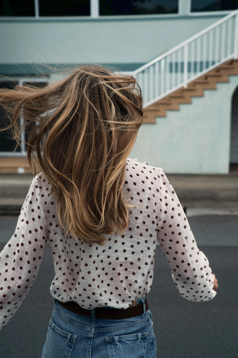 БЛУЗА В ГОРОШЕК С ВОЛАНАМИ