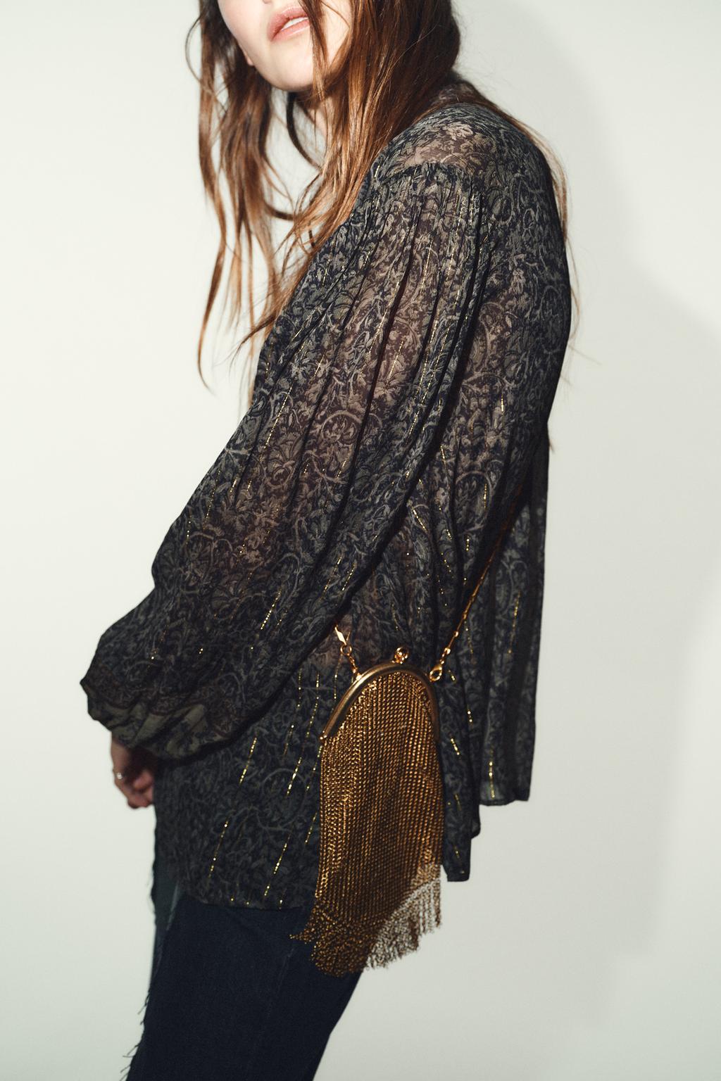 БЛУЗА ИЗ ТКАНИ С ПРИНТОМ И БЛЕСТЯЩЕЙ НИТЬЮ