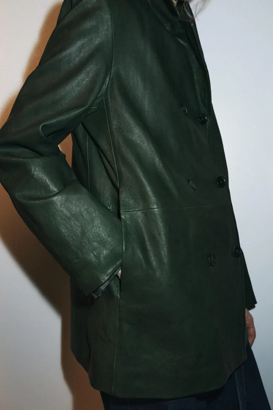 Укороченный кожаный блейзер с двубортной застежкой zw collection limited edition